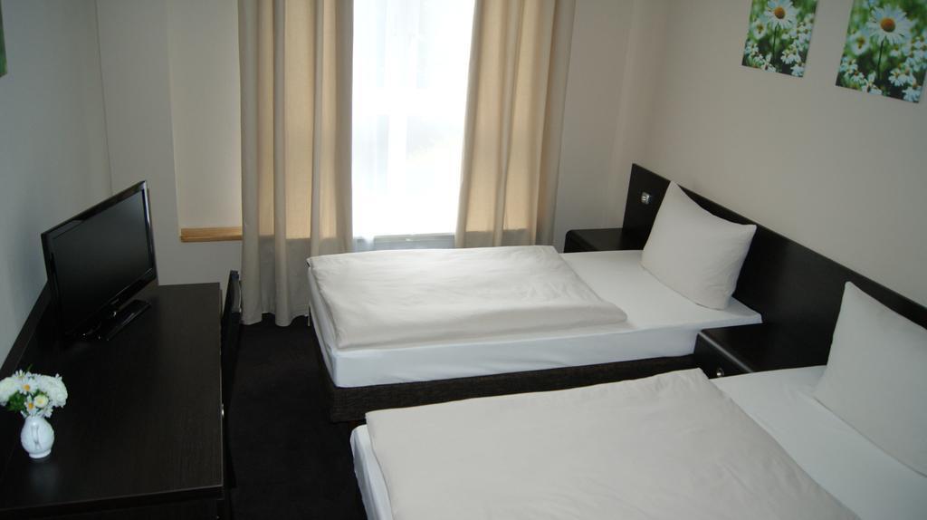 Hotel Pension Eberty Berlin Exterior photo