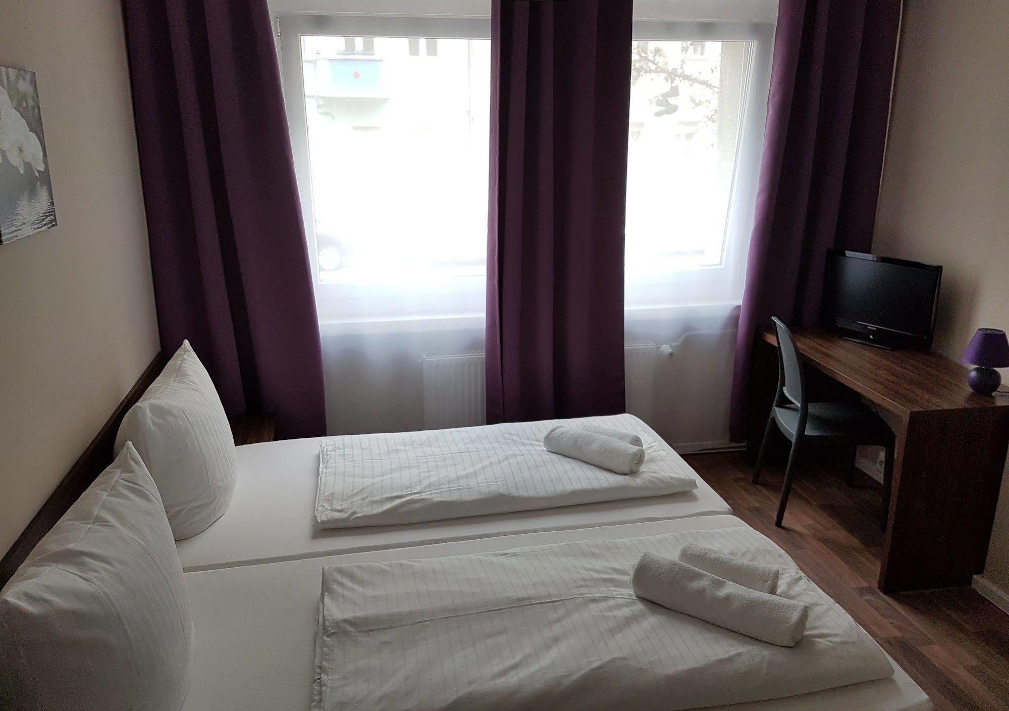 Hotel Pension Eberty Berlin Exterior photo